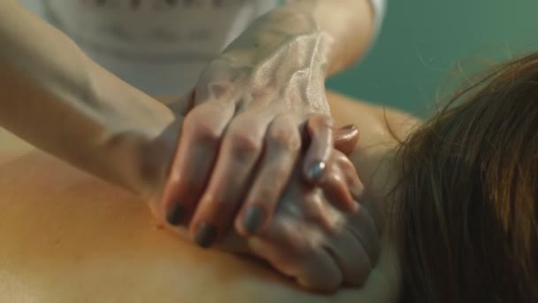 Una mujer haciendo masaje terapéutico — Vídeo de stock