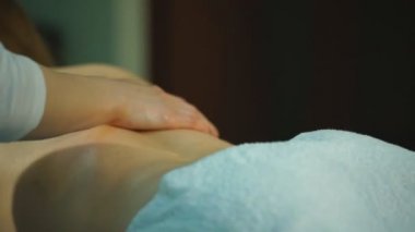 kadın bir sırt masajı yağı ile elde