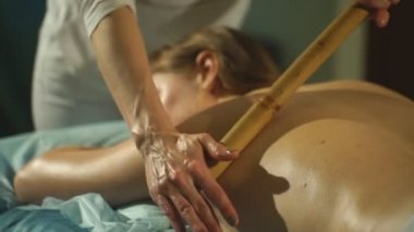 bir geri alma kadın bambu sopayla Masaj