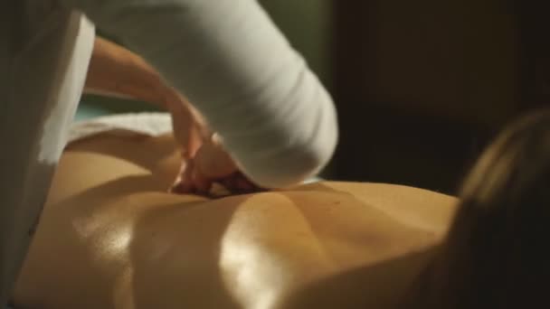 Жінка отримує масаж спини руками — стокове відео