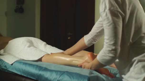 Женщина делает терапевтический массаж ног — стоковое видео