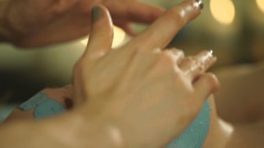 kadın çamurdan bir yüz maskesi yapmak