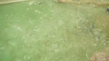 Jakuzi içinde yatan kadın