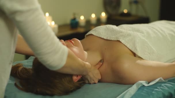 Uma mulher fazendo uma massagem no ombro — Vídeo de Stock