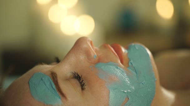 De vrouw maken een gezichtsmasker uit klei — Stockvideo