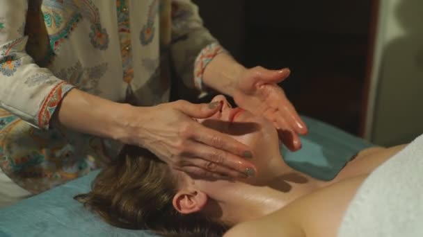 Жінка робить масаж обличчя — стокове відео