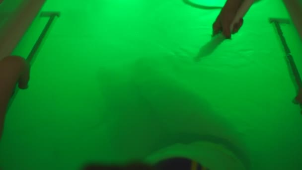 Egy nő tesz egy víz alatti masszázs — Stock videók