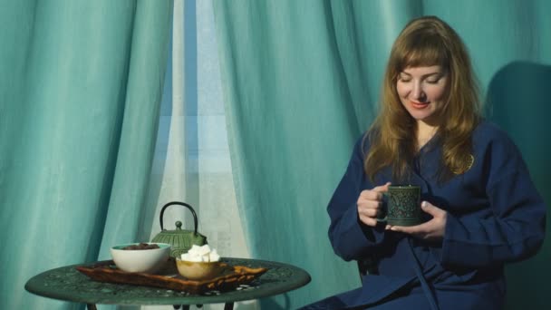 Γυναίκα πίνοντας τσάι μετά το μασάζ — Αρχείο Βίντεο
