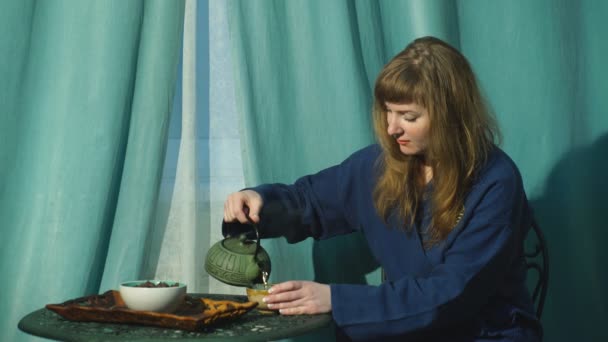 Женщина пьет чай после массажа — стоковое видео