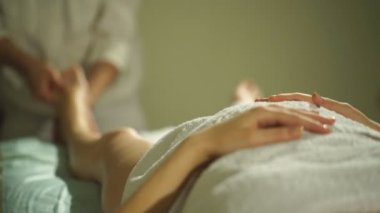 hamile kadının ayak masajı yapması