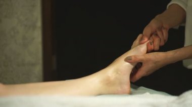 hamile kadının ayak masajı yapması