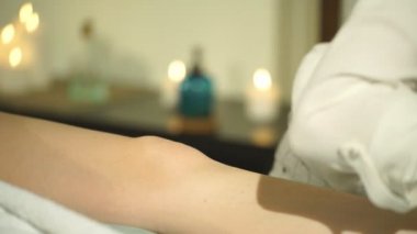 hamile kadının ayak masajı yapması