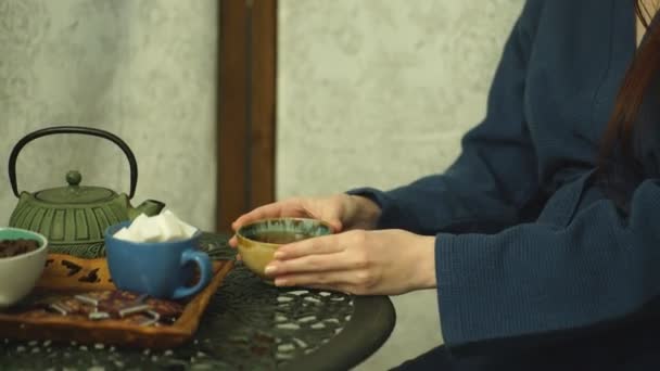 Νεαρή έγκυο γυναίκα πίνοντας τσάι μετά το μασάζ — Αρχείο Βίντεο