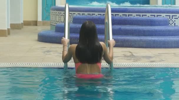 Belle fille hors de la piscine — Video