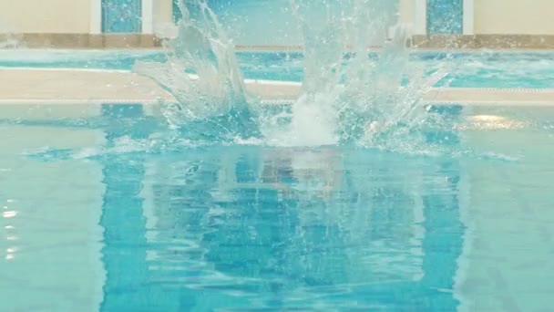 Menina bonita pulando na piscina — Vídeo de Stock