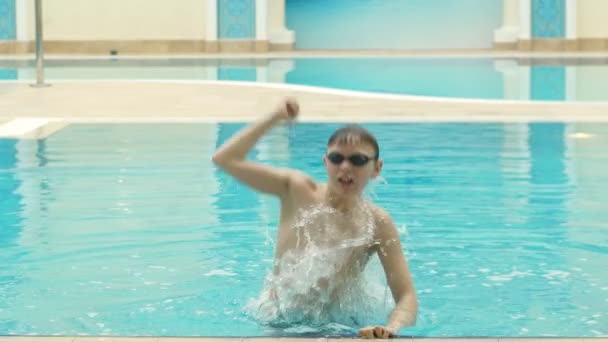 Meister steigt aus dem Pool — Stockvideo