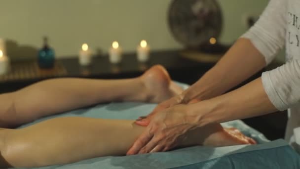 A woman doing therapeutic massage calf — Stock Video