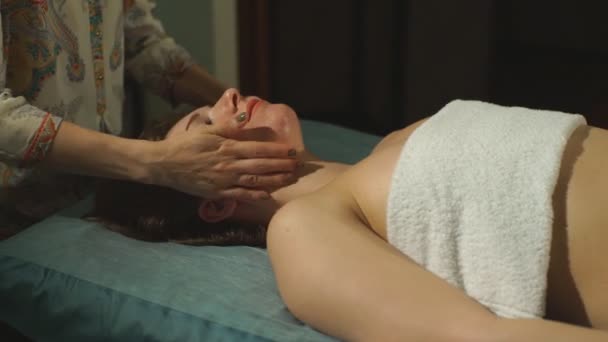 Женщина, делающая массаж лица — стоковое видео