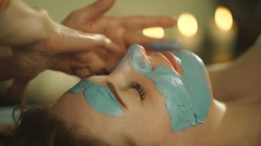 kadın çamurdan bir yüz maskesi yapmak