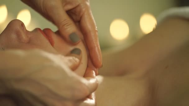 Женщина, делающая массаж лица — стоковое видео