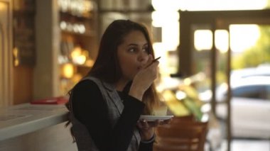 güzel kız pasta yemeye