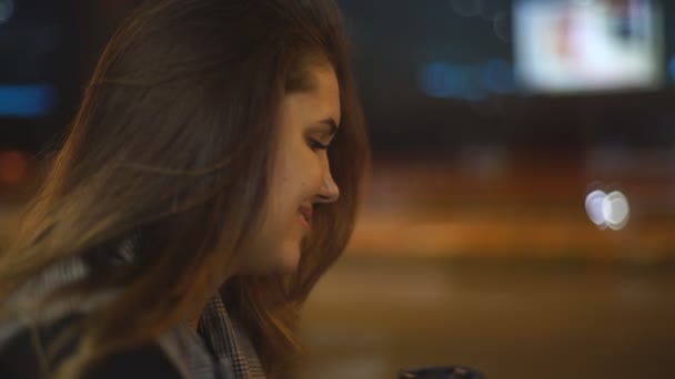 Meisje koffie drinken bij een tankstation en maakt gebruik van de telefoon — Stockvideo