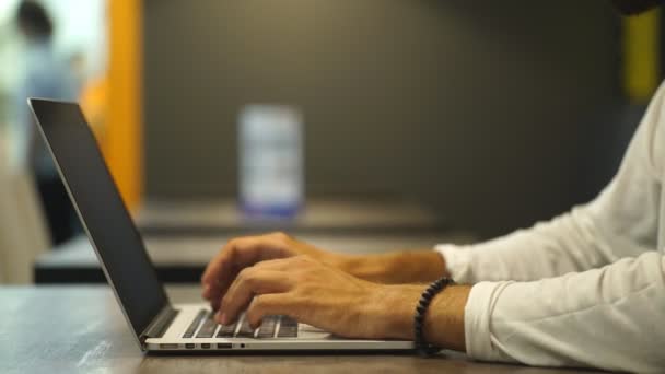 Mani uomo digitando su una tastiera del computer portatile — Video Stock