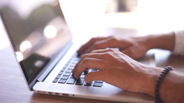 Zbliżenie biznesmen pisania na laptopa — Wideo stockowe