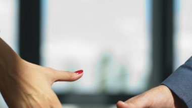 businessmans el sıkışma. İyi bir anlaşma sonra başarılı işadamları el sıkışma