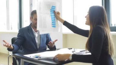 Ofisteki çalışana bağıran kızgın bir iş adamı.