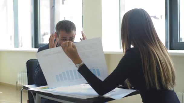 Gente de negocios peleando en el escritorio en la oficina — Vídeo de stock