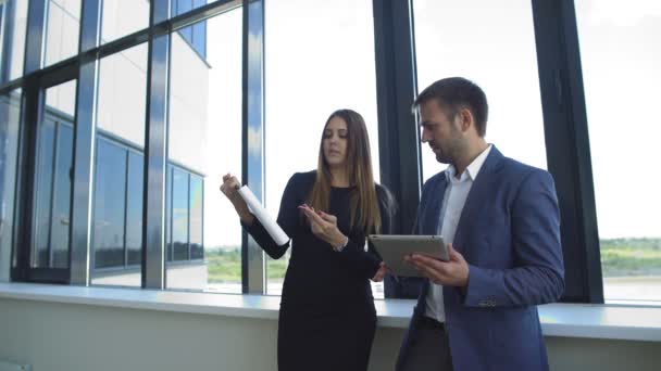 Compañeros de trabajo discutiendo el contrato en la oficina — Vídeos de Stock