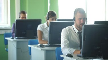 Flirten im büro kollegen