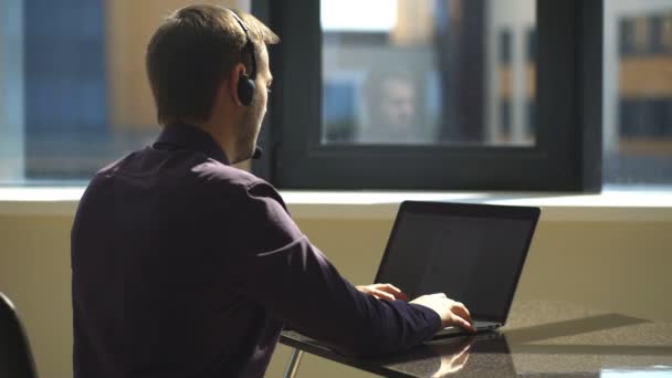 Klantenservice van de man in het callcenter — Stockvideo