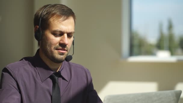 Een man die werkt in callcenter — Stockvideo