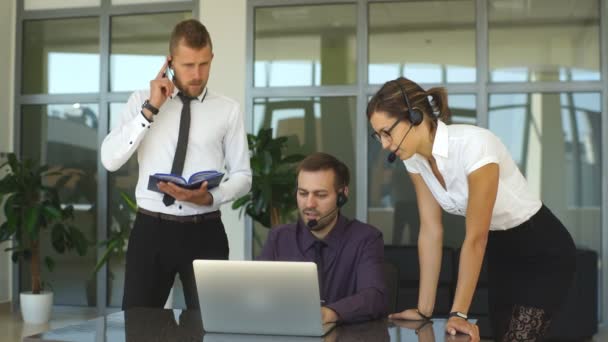 Due uomini e una donna che lavorano al centro del numero — Video Stock