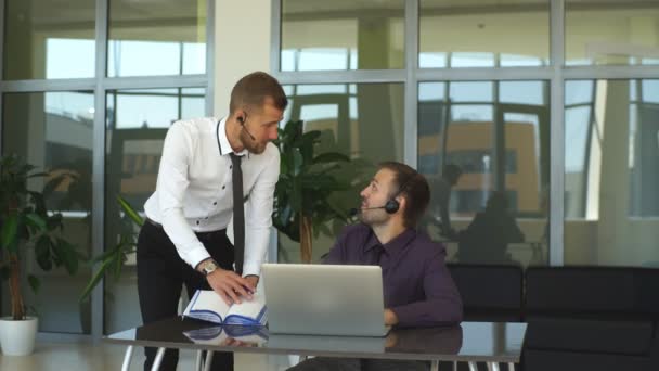 Deux hommes et une femme travaillant au centre du numéro — Video