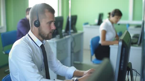 Un uomo serio lavora al centro del numero — Video Stock