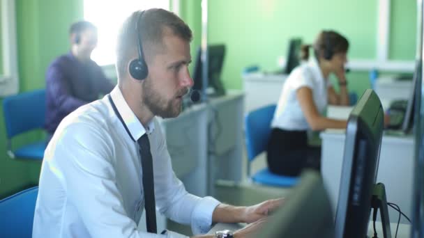 Radostné agent pracuje v call-centru svou náhlavní soupravu — Stock video