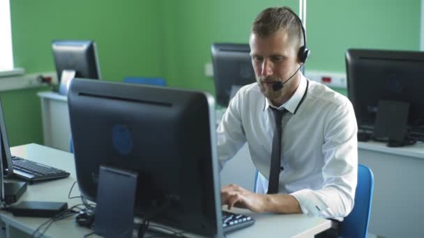 Muž zákaznický servis v call-centru — Stock video