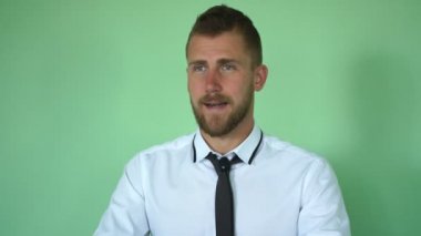 yeşil bir arka plan üzerinde bir adam görüşmeler