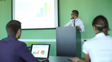 sunu Konferansı'nda gösterilen işadamı