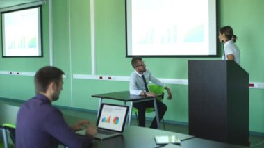 Sunuyu meslektaşları için gösterilen genç iş kadını