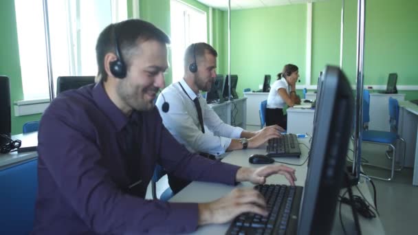 Call center operatorów szczęśliwy ich sukces — Wideo stockowe