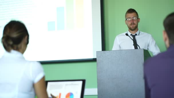 Empresario mostrando una presentación en la conferencia — Vídeos de Stock