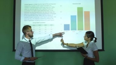 projektör ve grafik ile bir konferans salonunda toplantı