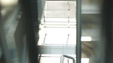 Ofis binası içinde sallayarak işadamları tam uzunlukta yan görünüm eller