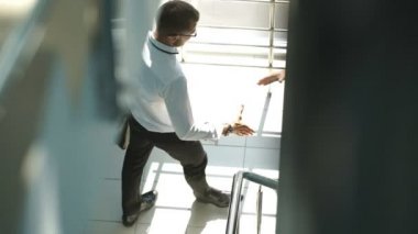 Ofis Binası merdivenlerde karşılıklı iş ortakları bir araya geldi