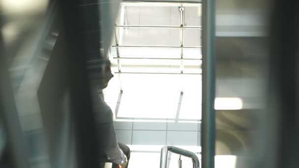 poignée de main des partenaires d'affaires rencontrés dans les escaliers de l'immeuble de bureaux 