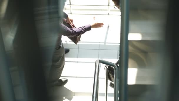 Twee zakenlieden glimlachend en schudden handen in een office-lobby — Stockvideo